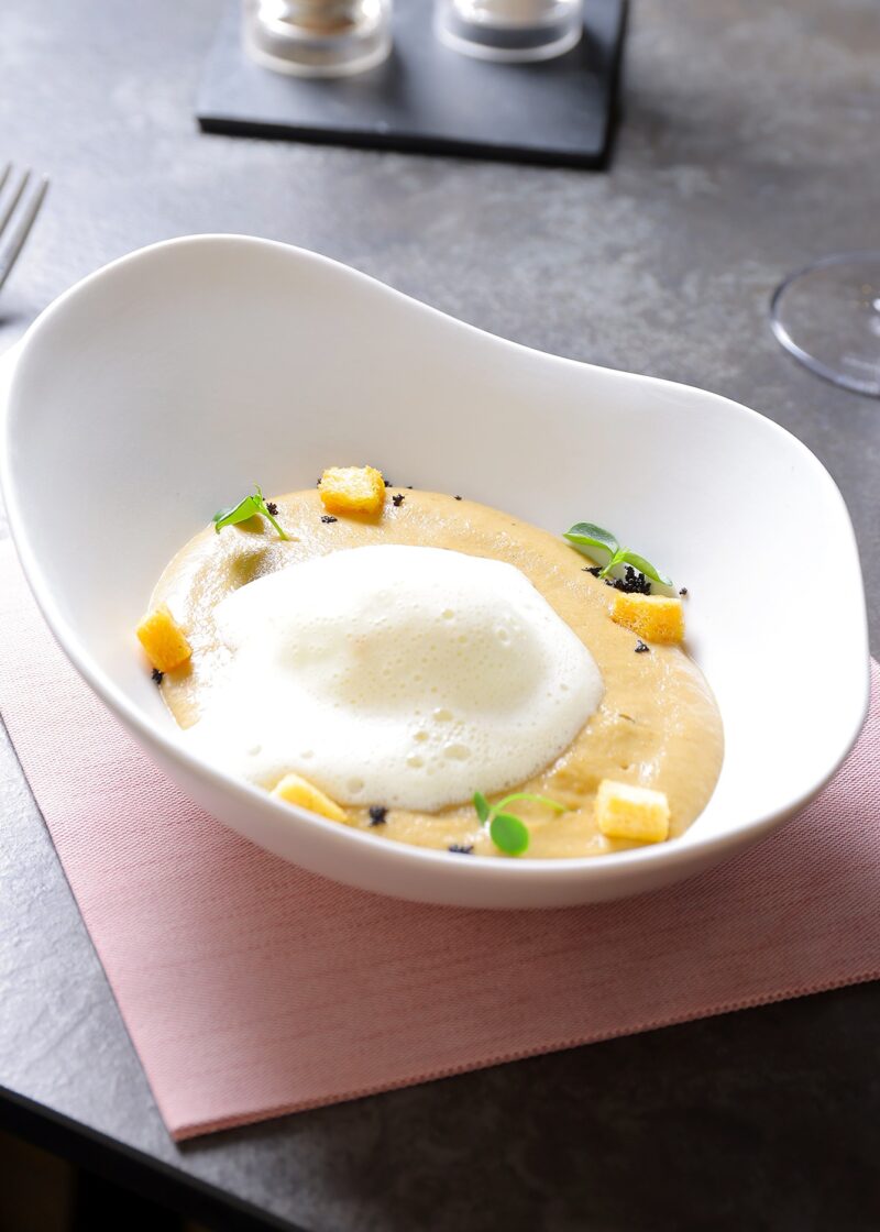 Velouté de Topinambour, œuf de Lozère cuit mollet, champignons blonds