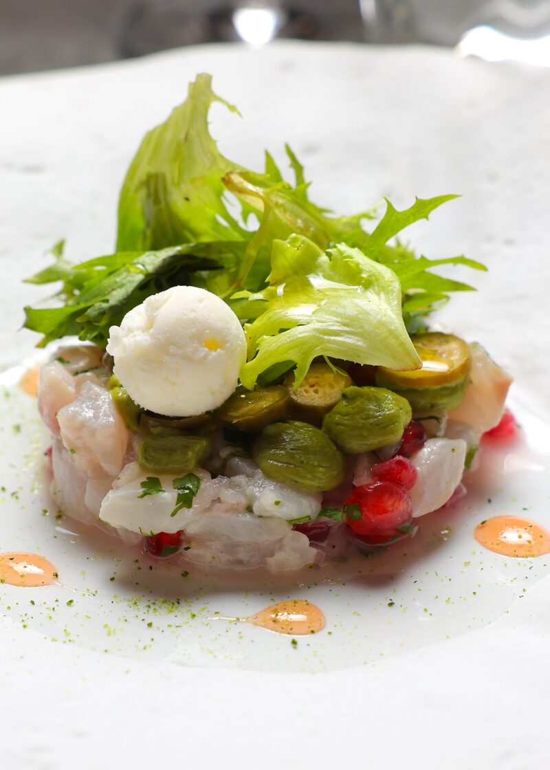 Ceviche de poisson de pêche locale, huile d’olive, fruit de saison, coriandre
