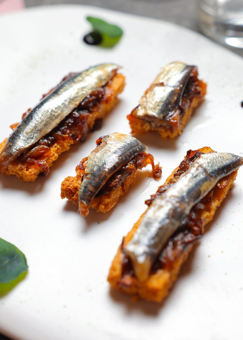 Pain maison à l’huile d’olive, pissaladière et anchois fumés