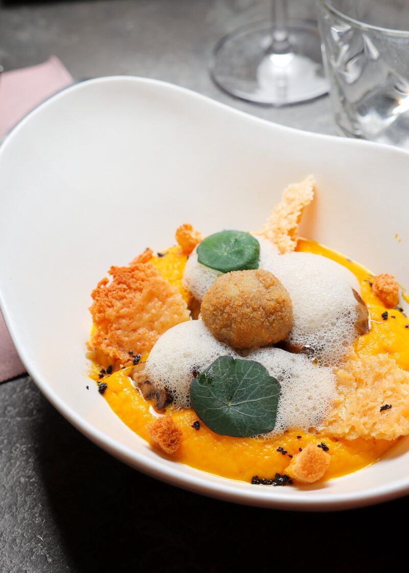 Sablé au Rodez, poêlée de champignons, mousse de potimarron